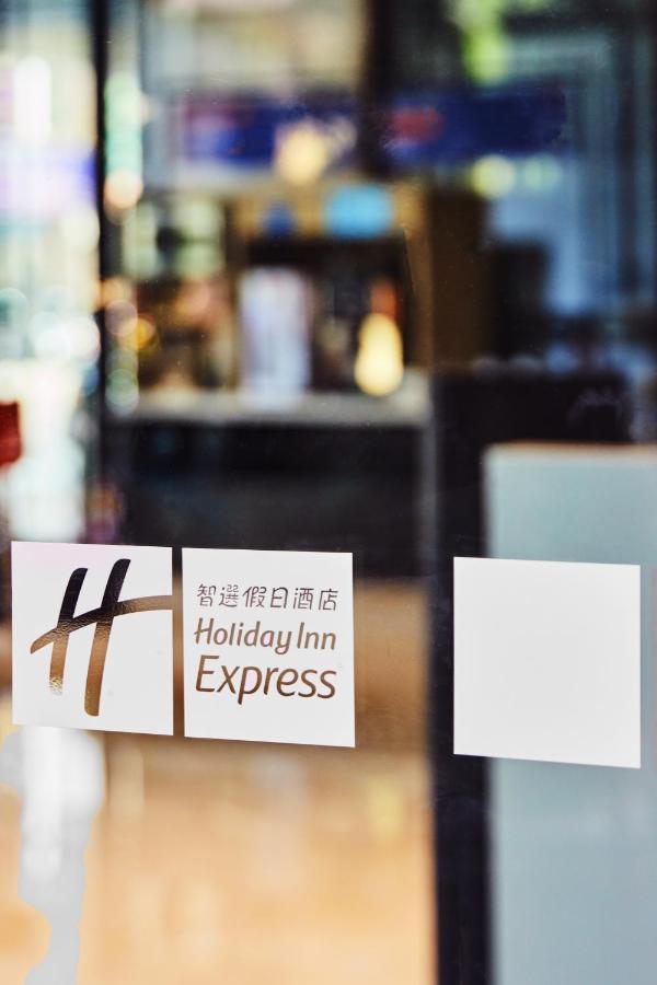 Holiday Inn Express Kaohsiung Love River, An Ihg Hotel Bagian luar foto