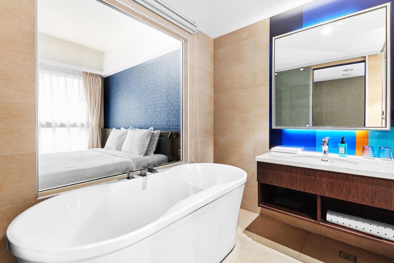 Holiday Inn Express Kaohsiung Love River, An Ihg Hotel Bagian luar foto