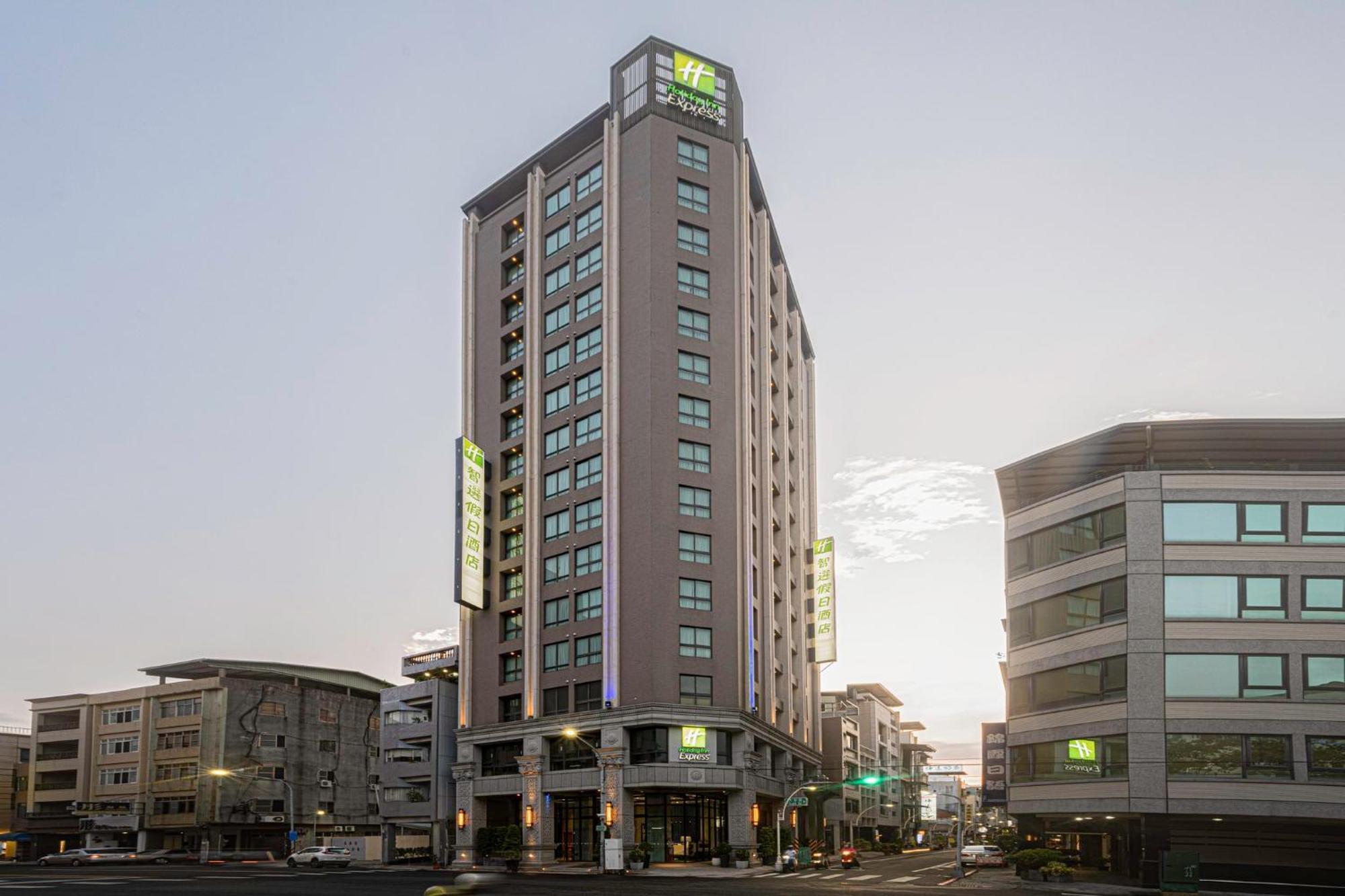 Holiday Inn Express Kaohsiung Love River, An Ihg Hotel Bagian luar foto